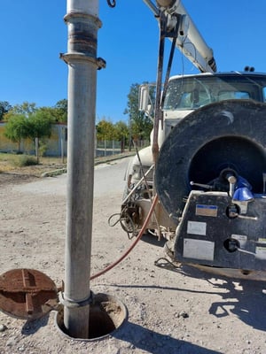 Personal de mantenimiento atendió un reporte de drenaje en la colonia El Milagro, en Nava, realizando trabajos de limpieza y reparación para garantizar