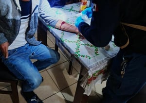 Dos personas fueron ingresadas al Hospital Salvador Chavarría tras resultar heridas en incidentes distintos. Alexis N., de 17 años y residente de la colonia