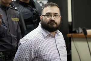 La Fiscalía General de la República (FGR) documentó hallazgos de objetos prohibidos en la celda de Javier Duarte, lo que podría obstaculizar su salida