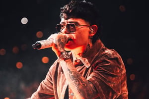 El cantante Junior H rindió declaración este 11 de noviembre ante la Fiscalía de Jalisco por presunta apología del delito tras cantar “El Azul”.  El martes