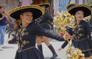 Padres de familia de Nueva Rosita enfrentan gastos elevados para que sus hijos participen como bastoneras en el desfile del 20 de Noviembre.  La madre