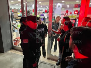 Tensión en Plaza Remo de Monclova.  Una movilización policiaca se registró la noche de este miércoles en el bulevar Harold R. Pape, cruce con calle Ecuador