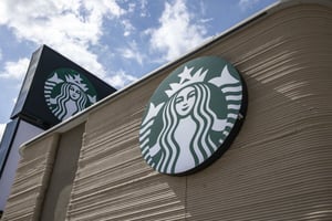 Miles de baristas sindicalizados de Starbucks inician una huelga indefinida en 65 tiendas, paralizando el estratégico Día del Vaso Rojo.  Un paro laboral