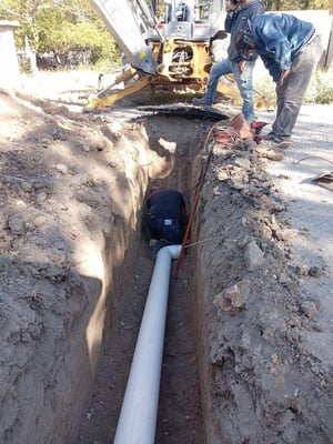 El Gobierno Municipal de Nava avanza con la conexión de nuevas tomas de drenaje en distintos sectores de la ciudad, con el propósito de mejorar la salud