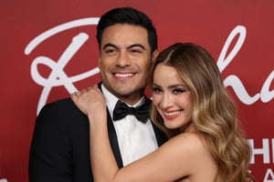 Carlos Rivera y Cynthia Rodríguez deslumbraron en la gala previa a los Latin Grammy 2025 en Las Vegas, donde se mostraron muy enamorados y sin su hijo León.