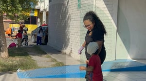 Un menor de apenas cuatro años permanece hospitalizado luego de sufrir un ataque severo por parte de un perro mientras caminaba con familiares en la colonia