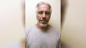 Miles de documentos publicados revelan la extensa red de contactos de Jeffrey Epstein, incluyendo políticos, académicos y empresarios.  El Comité
