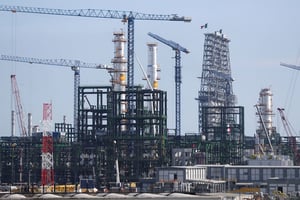 A un año de su arranque, la refinería Dos Bocas procesó solo el 25% del volumen de crudo prometido por el gobierno, operando al 57% de su capacidad