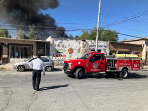 Incendio provocado presuntamente por personas en situación de calle.  Una casa en abandono terminó envuelta en llamas luego de que presuntamente personas