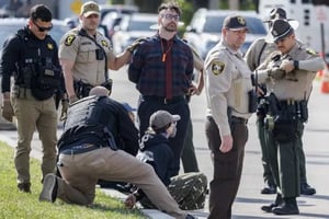 Autoridades del condado de Cook arrestaron a 21 manifestantes en una instalación del ICE en el área de Chicago que, según los activistas, funciona como