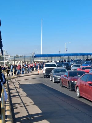 El movimiento en los puentes internacionales de Piedras Negras volvió a intensificarse desde el viernes, cuando se registraron extensas filas tanto