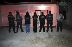 La Fiscalía General y Policía Estatal realizaron un cateo en Sabinas, asegurando drogas, básculas y réplicas de armas, reforzando acciones contra