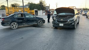 El accidente generó la movilización de cuerpos de rescate y seguridad.  San Buenaventura, Coah.– La tarde del viernes se registró un fuerte accidente vial