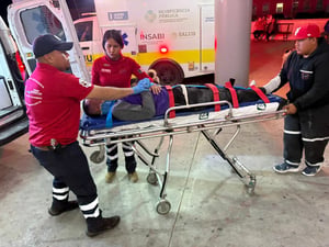 El impacto dejo inconsciente al motociclista.  Un fuerte accidente vial dejó a un motociclista inconsciente y seriamente lesionado durante las primeras horas