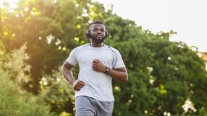 Si eres corredor habitual, salir a entrenar sin haber dormido bien podría perjudicarte más de lo que imaginas.  Un estudio reciente señaló que quienes corren