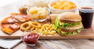 Consumir alimentos ultraprocesados —como comida rápida, botanas empaquetadas o comidas listas para calentar— incrementa el riesgo de que los adultos jóvenes