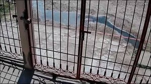 Acumulación de aguas negras en la calle Julián Galván ha generado malos olores y afectaciones en viviendas, por lo que los residentes piden intervención