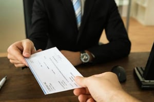 La prima de antigüedad es un derecho laboral que muchos desconocen, pero la ley y la SCJN establecen reglas claras para su pago y cálculo.  La legislación