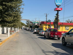 Un prolongado congestionamiento vehicular se registró desde la madrugada del domingo en los accesos fronterizos de Piedras Negras, generando retrasos