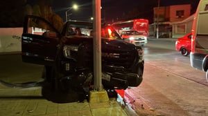 Un aparatoso choque frontal en la colonia González provocó importantes daños materiales y la rápida movilización de elementos de tránsito.