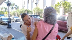A partir de los 60 años, el sistema inmunitario empieza a debilitarse y las infecciones pueden resultar más peligrosas. Por ello, los expertos en salud pública