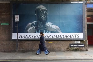 El gobierno británico anunció un plan de reforma que redefine el acceso al asilo, endurece la residencia y acelera deportaciones en el Reino Unido.