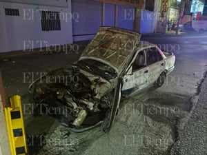 Las autoridades informaron que el conductor se dio a la fuga.  Un Nissan Tsuru blanco con negro quedó reducido a chatarra la madrugada de este lunes, luego