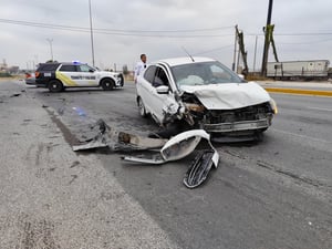 Un fuerte accidente se registró en el libramiento Manuel Pérez Treviño, a la altura de la estatua de Mariápolis, donde un Ford Figo que circulaba en vía libre