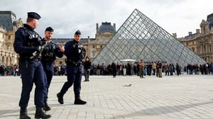 El Museo del Louvre cierra preventivamente la Galería Campana tras una auditoría que detectó fragilidad en las vigas de su estructura.   Una auditoría técnica