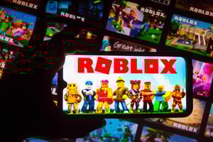 Roblox anunció nuevos controles de seguridad y verificación de edad para restringir los chats entre menores y reforzar la protección infantil en medio