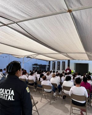 Mujeres internas del CERESO Femenil de Piedras Negras participaron en una conferencia orientada al fortalecimiento emocional, impartida por el Prof. Pedro