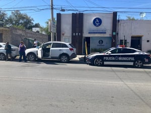 El percance ocurrió de forma misteriosa.  Un inusual accidente sorprendió a los vecinos del sector El Pueblo de Monclova, luego de que un vehículo que estaba