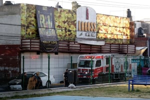 Cinco empleados murieron y nueve más sobrevivieron tras un ataque armado e incendio en el bar Lacoss, en Puebla, donde autoridades investigan