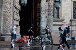 Familiares de los 47 detenidos tras los ataques al Palacio de Gobierno y el Congreso de Jalisco denuncian detenciones arbitrarias, uso excesivo de la fuerza