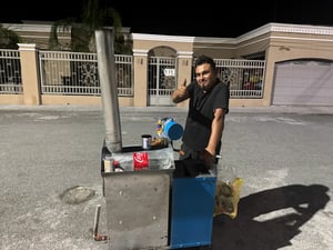 Un vendedor ambulante ofrece camotes preparados con leche de canela en Acuña, transmitiendo tradición nutritiva mientras recorre barrios como La Barrosita