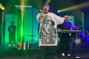 Santa Fe Klan presentó su nuevo disco “Baile Cholo” en un concierto íntimo, marcado por mensajes hacia su hijo Luka y referencias a su ex, Maya Nazor.