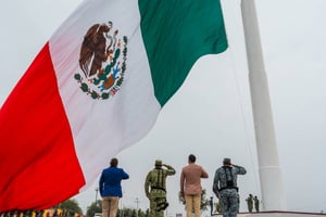 El Asta Monumental de la Gran Plaza fue escenario este miércoles de la ceremonia de Izamiento de la Bandera, realizada como parte de las actividades oficiales