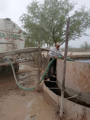 Con el propósito de apoyar la actividad ganadera en la región, el Gobierno Municipal de Morelos realizó el suministro de agua potable en la comunidad de Paso