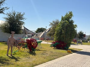Los trabajos de ornamentación navideña avanzan en varios puntos de la ciudad, con especial atención en la Macroplaza, donde se instalarán nuevos arcos