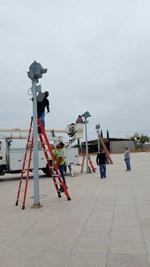Cuadrillas del área de Alumbrado Público continúan con la rehabilitación y colocación de luminarias en diversas vialidades y colonias, con el fin de mejorar
