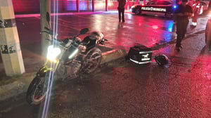 El accidente movilizó a paramédicos de la Cruz Roja.   Un joven motociclista que trabaja como repartidor por aplicación terminó lesionado la noche