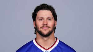 Josh Allen y Hailee Steinfeld mantuvieron su romance lejos de los reflectores durante sus primeros dos años juntos, mucho antes de anunciar su compromiso. Todo