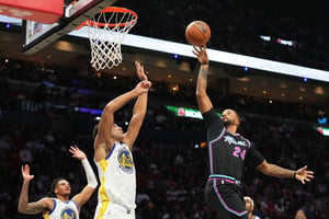 Curry volvió a resentirse del tobillo el viernes en San Antonio, donde firmó 49 puntos, y nuevamente sintió molestias durante la derrota del martes ante