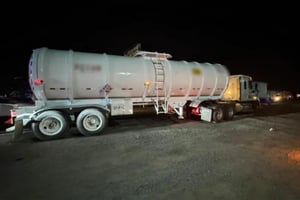 Un operativo de la Policía Estatal de Caminos aseguró un tractocamión con 10 mil litros de hidrocarburo ilegal en Salamanca y detuvo al conductor