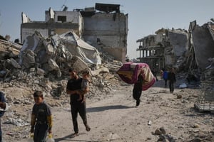 Una oleada de bombardeos israelíes en toda Gaza dejó 18 muertos y decenas de heridos este sábado, tras un ataque armado contra fuerzas de las FDI.  Al menos