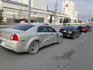 Tres vehículos involucrados por falta de precaución.  La falta de precaución y no guardar la distancia terminaron en una aparatosa carambola de tres vehículos