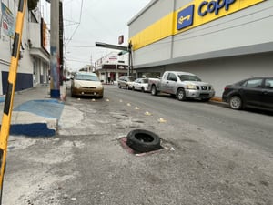 Los ciudadanos recurren a tapar las zonas dañadas con llantas.  En la calle Guerrero, esquina con Venustiano Carranza, en la zona Centro de Monclova,