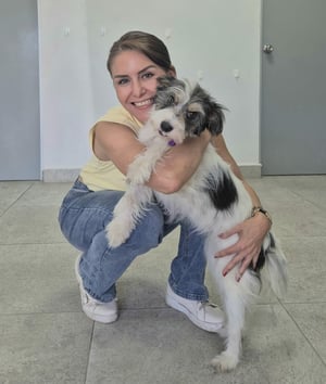 Durante 15 años, Aniela Flores Verduzco ha dedicado su vida al rescate, rehabilitación y protección de animales en situación de calle. Su labor inició