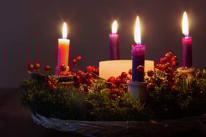 Este domingo 30 de noviembre inicia el Adviento 2025 con el encendido de la primera vela de la Corona de Adviento, un gesto que marca el inicio del tiempo