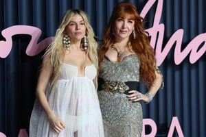 La actriz británico-estadounidense Sienna Miller confirmó su tercer embarazo al mostrarse con su barriga durante los British Fashion Awards 2025 en Londres.